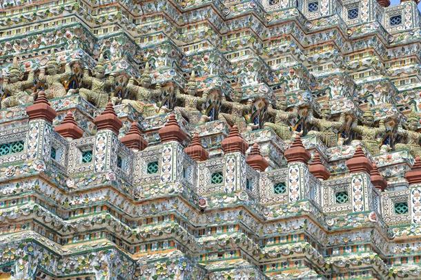 精巧彩色陶器马赛克.泰国或高棉的佛教寺或僧院阿伦.扇形棕榈细纤维.