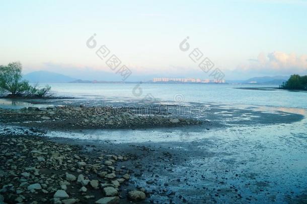 指已提到的人美丽的风景关于指已提到的人海滩采用深圳湾在黄昏