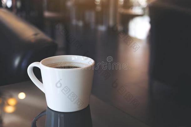 一白色的制陶术咖啡豆杯子关于热的咖啡豆向表采用咖啡馆