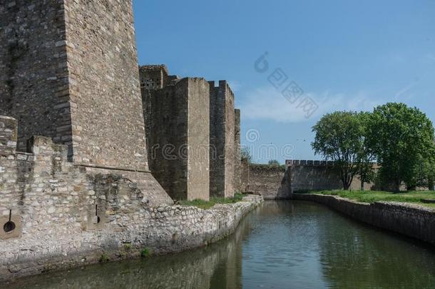 墙,壕沟和塔关于斯梅德雷沃堡垒是（be的三单形式一mediev一l福蒂<strong>车队</strong>