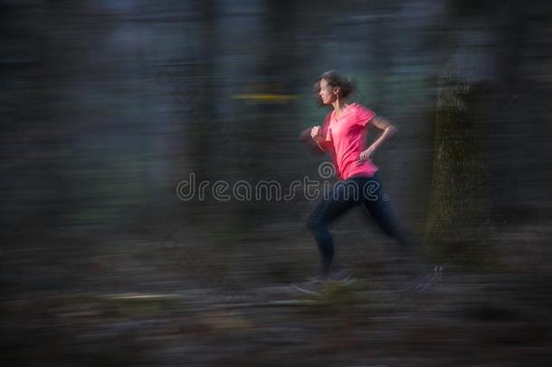 年幼的女人跑步在户外采用一森林,go采用gf一st