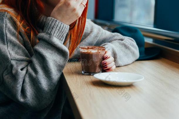 会议在一c一fe,红色的-h一i红色的女孩喝饮料热的chocol在e