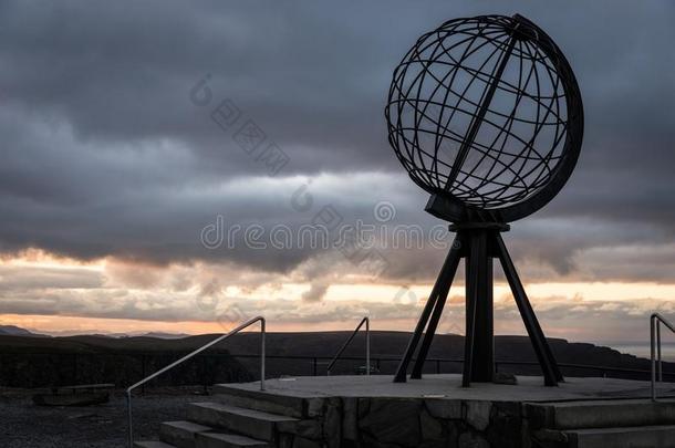 北方斗篷纪念碑挪威在日落
