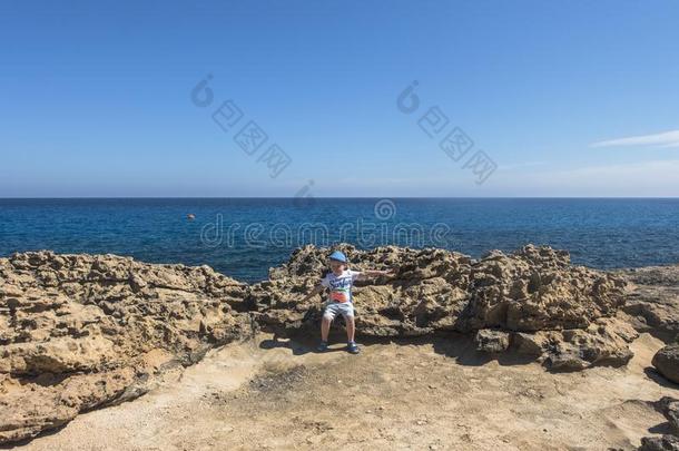 多岩石的海岸线,斗篷格雷科风向塞浦路斯