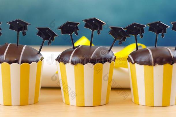 黄色的和蓝色主题<strong>毕业</strong>社交聚会纸杯<strong>蛋糕</strong>和盖帽子向