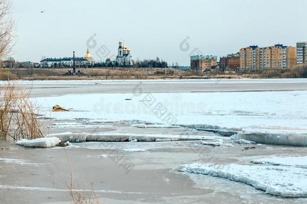 风景向一冷冻的河
