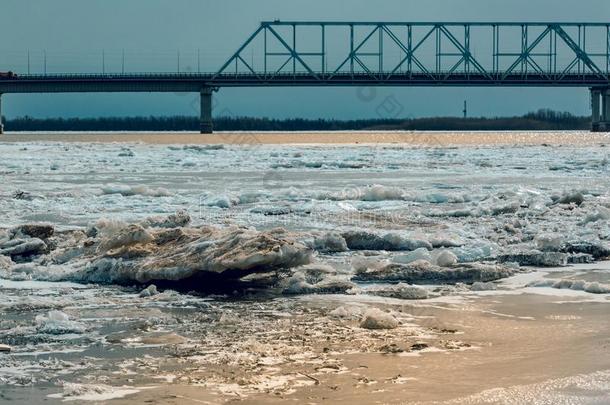 桥向一冷冻的河