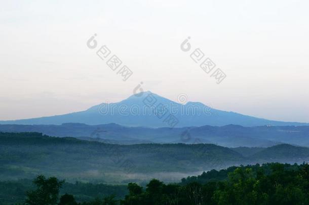 美丽的山采用印尼,它拿从静音小山