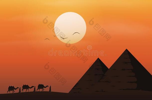 拖车和浮筒采用沙漠和金字塔向美丽的日落