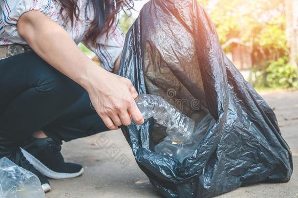 女人志愿者帮助垃圾收集慈善环境.