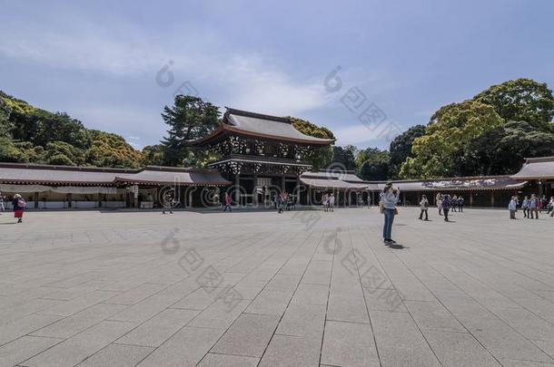 美丽的看法关于指已提到的人明治日本的神道教圣地采用中央的东京,涂漆