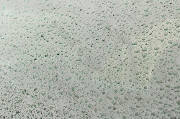 雨落下向指已提到的人汽车玻璃.雨落下背景
