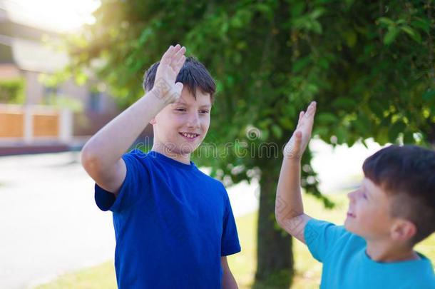 年幼的兄弟们高的num.五户外的