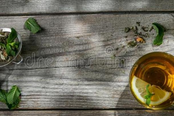 夏<strong>茶</strong>水-<strong>茶水杯</strong>子向乡村的木材背景和树叶西鲱