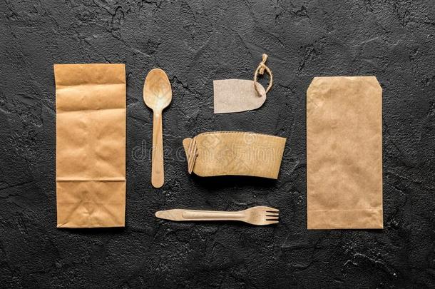 食物传送和纸袋和扁平的餐具向黑暗的表后座议员