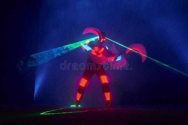 激光给看表演,跳舞者采用带路一套衣服和带路灯,很