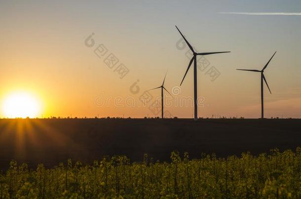 风能量涡轮机向日落天背景,能量发电机