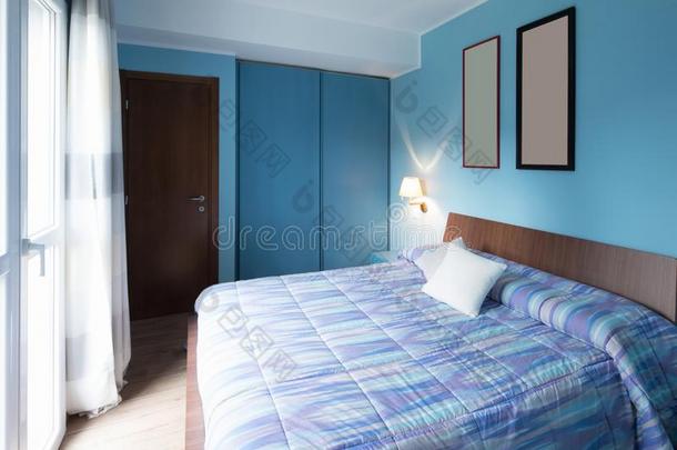 蓝色卧室和框架向指已提到的人墙