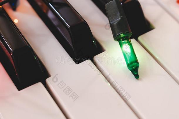 <strong>钢琴</strong>键盘带路灯光对角线射手.