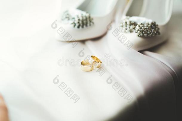 两个金色的婚礼戒指背景观念