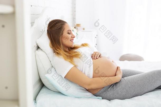 快乐的怀孕的女人享有怀孕