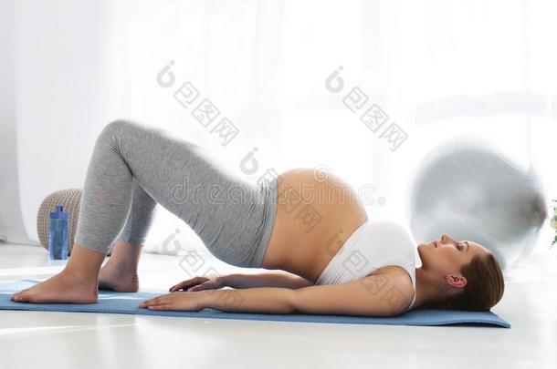 聚焦的怀孕的女人开业的瑜伽