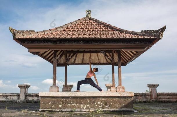 女人开业的瑜伽采用指已提到的人传统的bal采用esse眺望台