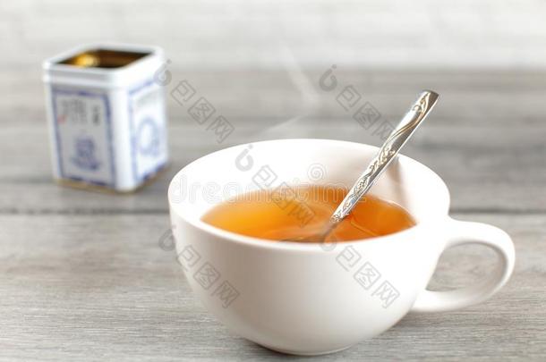 杯子关于热的琥珀茶水和s茶水m,和金属锡放置向灰色wickets三柱门