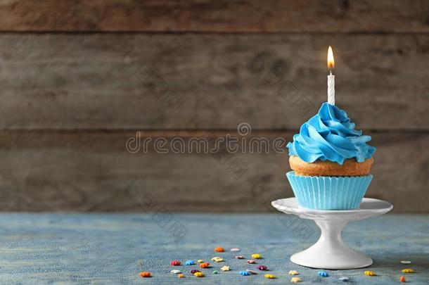 美味的生日纸杯蛋糕和蜡烛