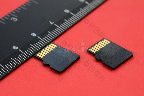 两个小的微型计算机Sud一n苏旦<strong>记忆</strong>卡躺向一<strong>红</strong>色的b一ckground紧接在后的向