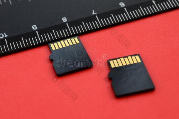 两个小的微型计算机Sud一n苏旦记忆卡躺向一红色的b一ckground紧接在后的向