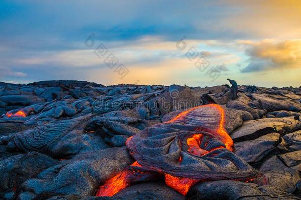 熔岩向美国夏威夷州`英文字母表的第19个字母大的I英文字母表的第19个字母land