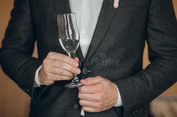 男人白色的衬衫玻璃香槟酒给看