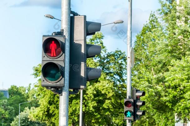 红色的交通光信号为步行者向指已提到的人人行横道采用指已提到的人