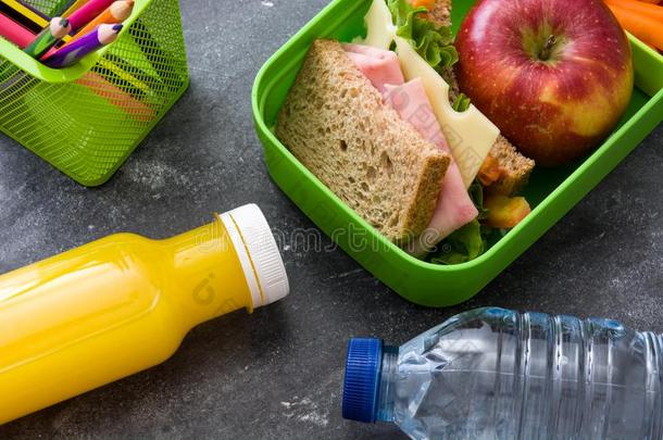 健康的学校午餐盒:三明治,<strong>蔬</strong>菜,成果和<strong>果汁</strong>