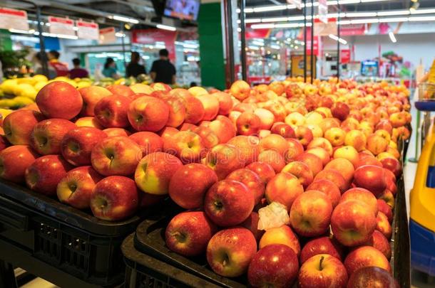 新鲜的红色的<strong>苹果</strong>向架子采用超级市场.
