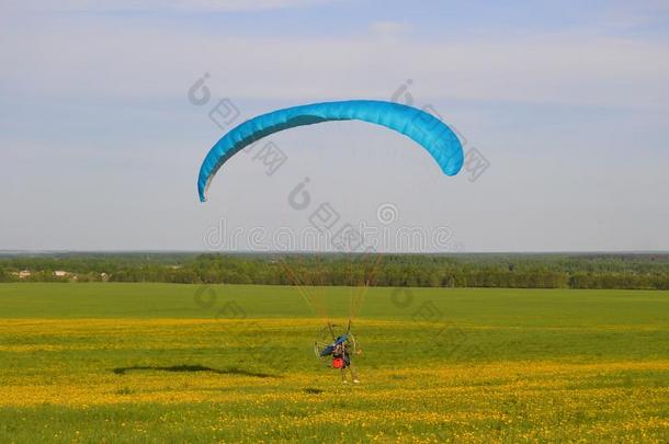 <strong>滑翔伞运动</strong>降落<strong>伞</strong>采用指已提到的人绿色的田和蓝色天
