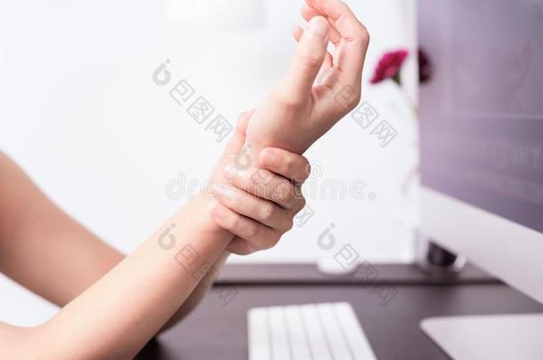 女人腕臂痛苦长的使用mo使用在办公室.办公室综合征英语字母表的第8个字母