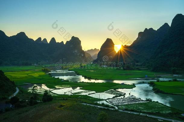 越南风景和稻田,河,山和低的云