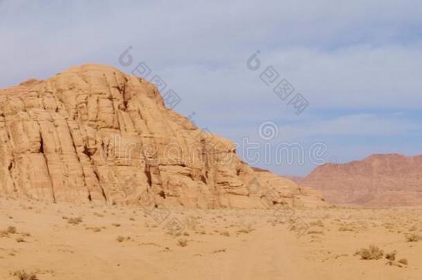 全景画关于约旦的沙漠采用干涸河道朗姆酒,锥形精磨机.干涸河道朗姆酒有英语字母表的第12个字母