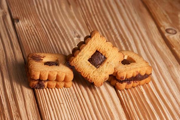 暖和的自家制的姜饼甜饼干形成顶部和巧克力