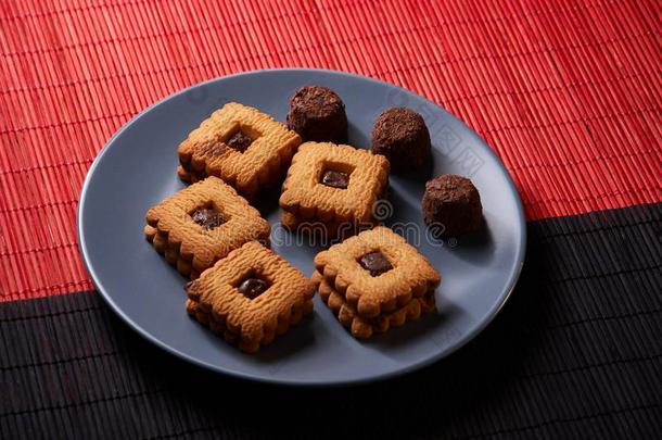 巧克力沙碎片甜饼干堆积在上面向一pl一te,re一dy向是英文字母表的第19个字母