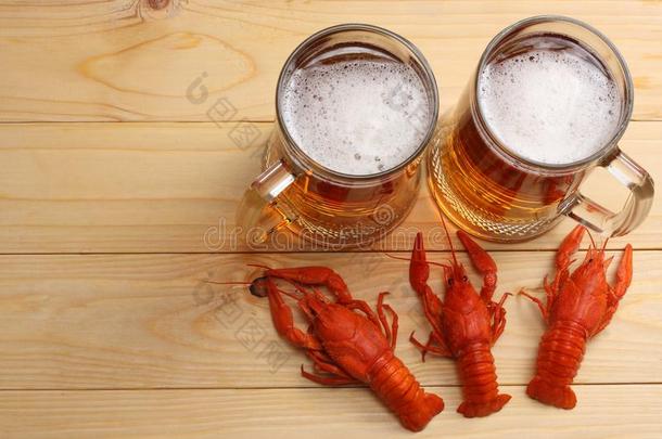 玻璃啤酒和小龙虾向光木制的背景.啤酒啤酒制造者
