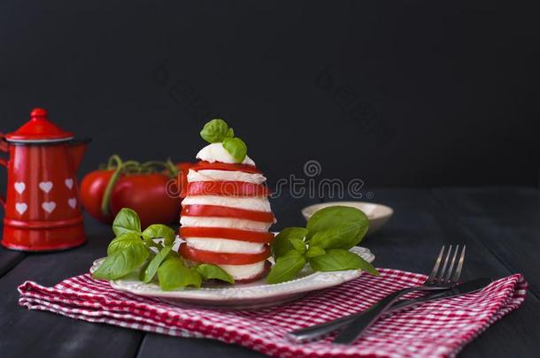 传统的意大利人<strong>红白</strong>小碟沙拉-刨切的番茄,意大利干酪