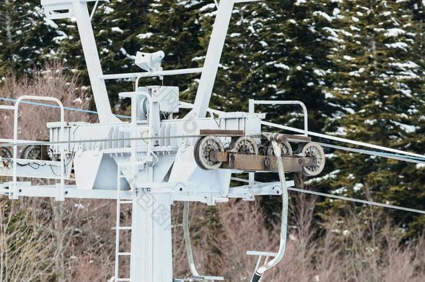 升降机采用指已提到的人滑雪求助