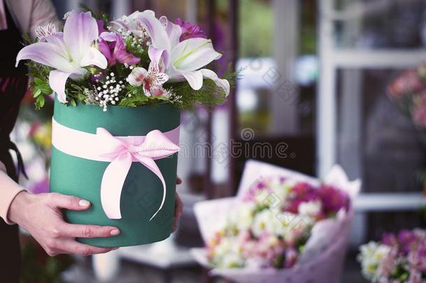 美丽的粉红色的百合花采用一赠品盒.花束关于花和小的