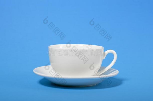 num.一简单的咖啡豆杯子向青色颜色背景,特写镜头照片