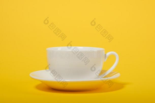 num.一<strong>简单</strong>的咖啡豆杯子向黄色的颜色背景,特写镜头<strong>照片</strong>