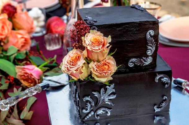 黑的婚礼蛋糕和自然的玫瑰