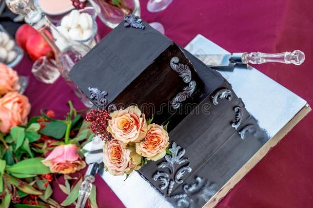 婚礼蛋糕和玫瑰
